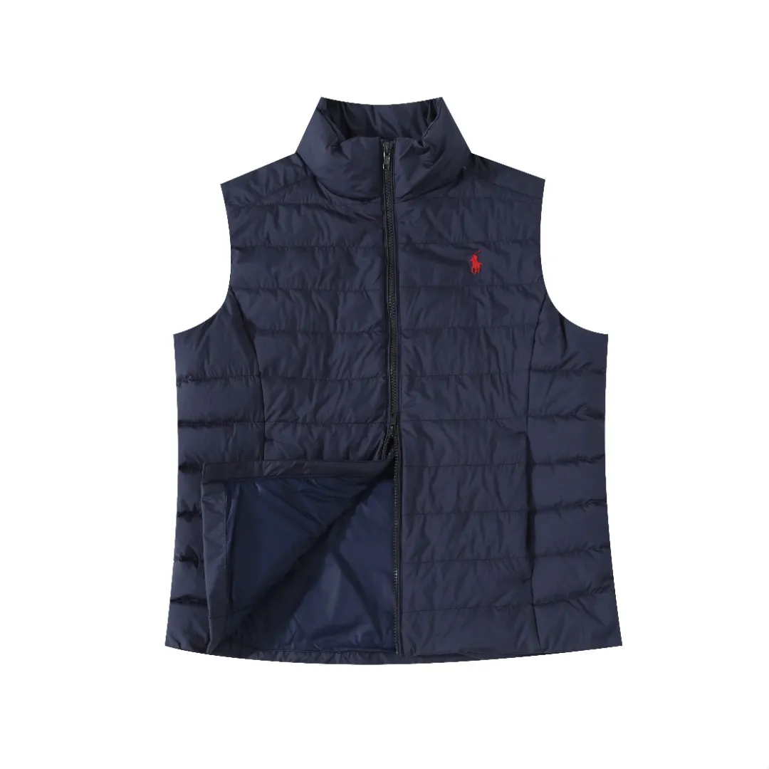 P370 #R55 Ralph Laura's classic thin down vest. The milky white color is really exciting at first sight. It's soft, waxy and white, instantly breaking the dullness of autumn and winter! Navy blue, retro college style soul, more special than black, more retro than white! It’s a bookish color! Pair it with a sweater or sweatshirt of the same color to complete the American retro feel! Classic, durable and elegant, it’s a style you can’t go wrong with if you close your eyes! The classic black cool and versatile king, the anchor of your wardrobe! Invincible slimming! Super versatile! The scheming version will look good on whoever wears it! Small sisters can wear it to show off their proportions without weighing them down ~ Even fat sisters can wear it with confidence, and the effect of hiding body fat is great! The inside is also very durable: 90% high-quality white duck down, 150g filling, the key is to be light and warm! It’s not burdensome to wear at all~ The inside is also treated with anti-slip velvet treatment, and the details are perfect! The classic pony logo is the finishing touch and adds a sense of sophistication. This winter, it can really make you warm and beautiful!  Color: Creamy White Black Navy Size: S M L XL Length: 63 64 65 66 Bust: 110 114 118 122 Shoulder Width: 41 42 43 44